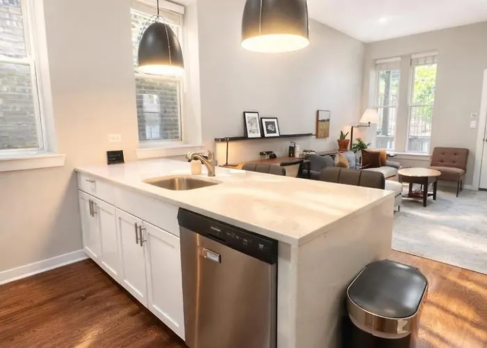 Flexhome West Town - Spacious 2br Duplex - Sleeps 8 *